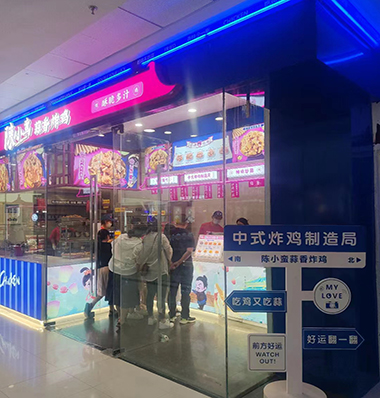 開業(yè)喜報 | 陳小蠻蒜香炸雞榆林萬達(dá)店轟動開業(yè)，美味誘人引無數(shù)食客駐足