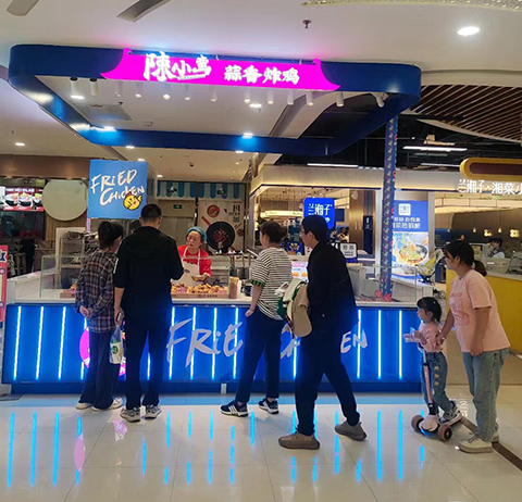 陳小蠻蒜香炸雞又開西安豐禾萬達廣場店，客流依然還不錯。